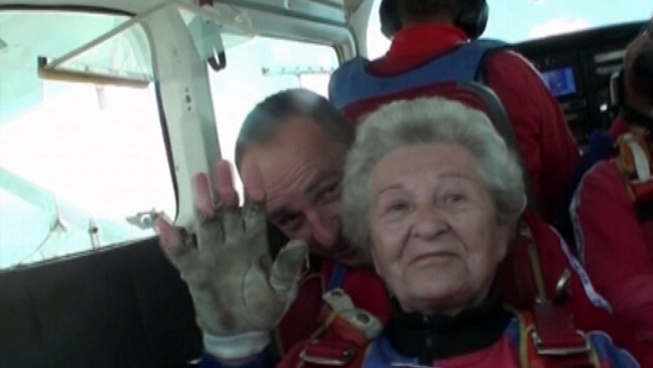 Valéria Čatlošová má 80 rokov a život si vychutnáva. Na prievidzskom letisku si splnila celoživotný sen. Navliekla si na seba padák, nechala sa vyviezť do trojkilometrovej výšky a vyskočila. Ide o najstaršiu Slovensku, ktorej sa takýto, pre mnohých kaskadérsky kúsok, podaril. 